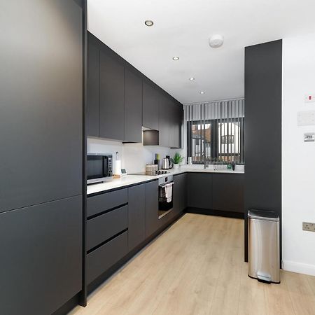 Modern 4 Bedroom House With Parking In Farnham Royal, Slough By 360Stays 外观 照片