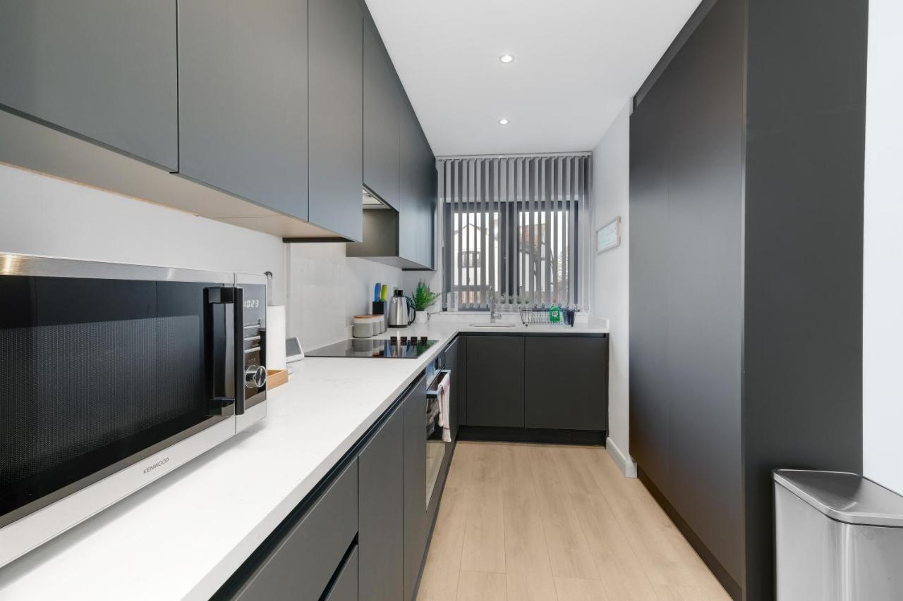 Modern 4 Bedroom House With Parking In Farnham Royal, Slough By 360Stays 外观 照片