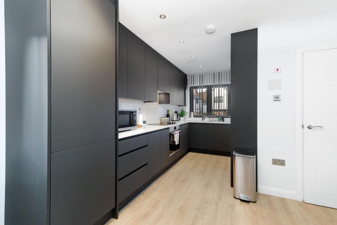 Modern 4 Bedroom House With Parking In Farnham Royal, Slough By 360Stays 外观 照片