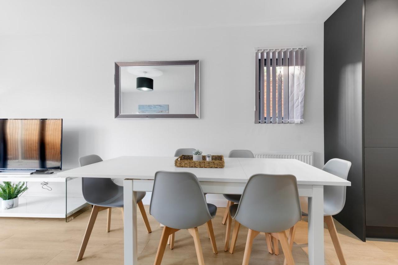Modern 4 Bedroom House With Parking In Farnham Royal, Slough By 360Stays 外观 照片