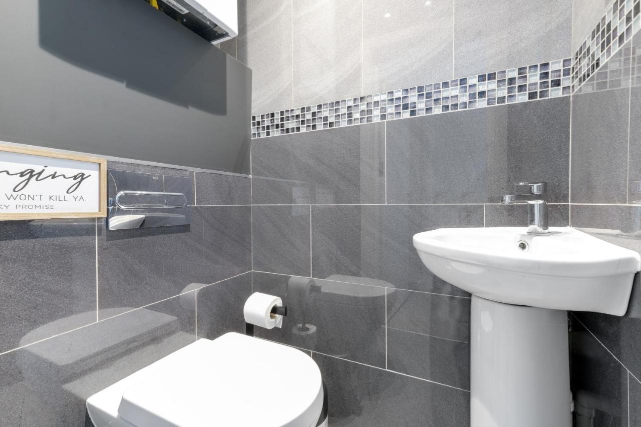 Modern 4 Bedroom House With Parking In Farnham Royal, Slough By 360Stays 外观 照片