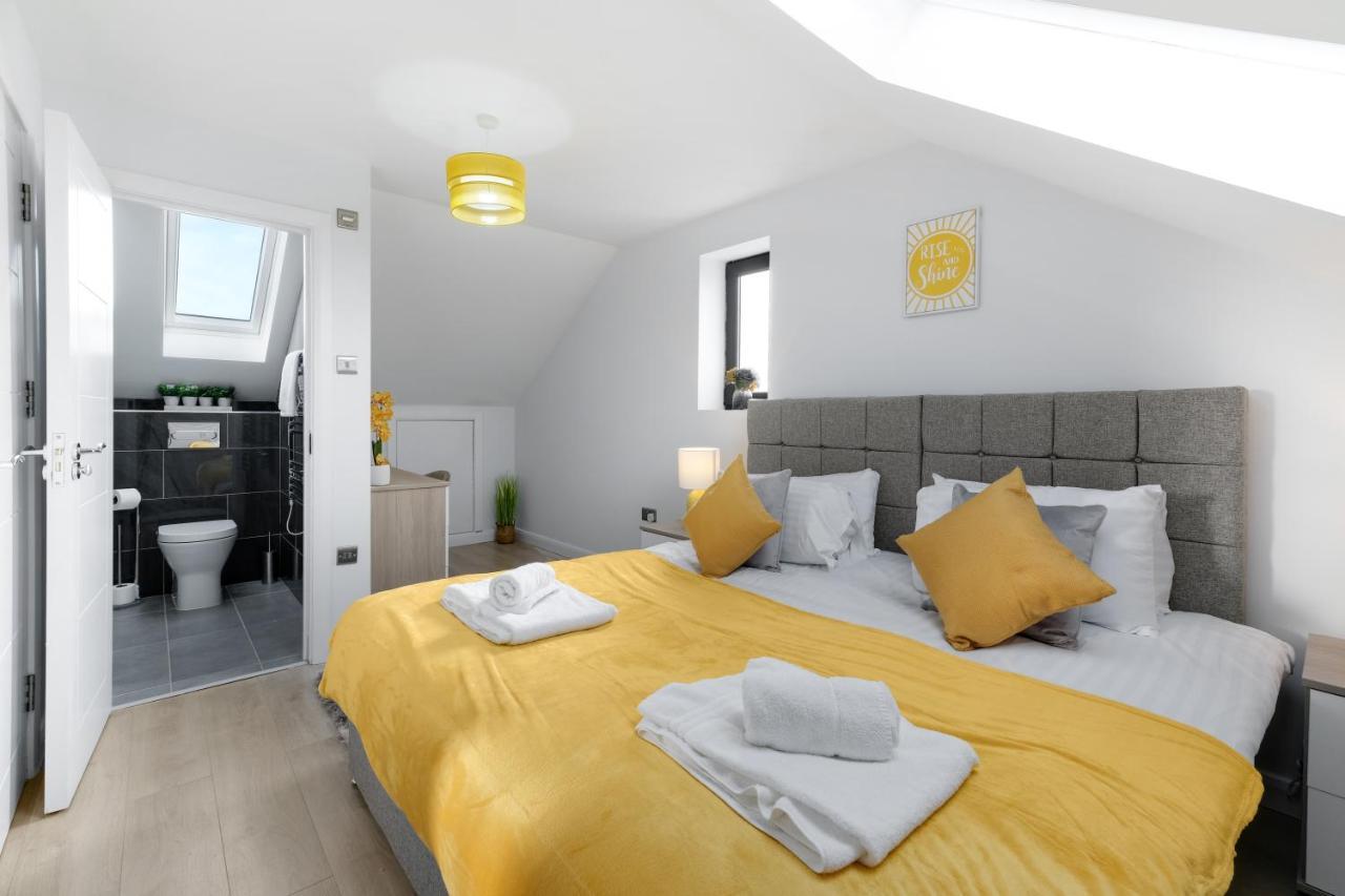 Modern 4 Bedroom House With Parking In Farnham Royal, Slough By 360Stays 外观 照片