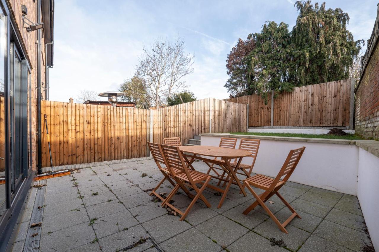Modern 4 Bedroom House With Parking In Farnham Royal, Slough By 360Stays 外观 照片