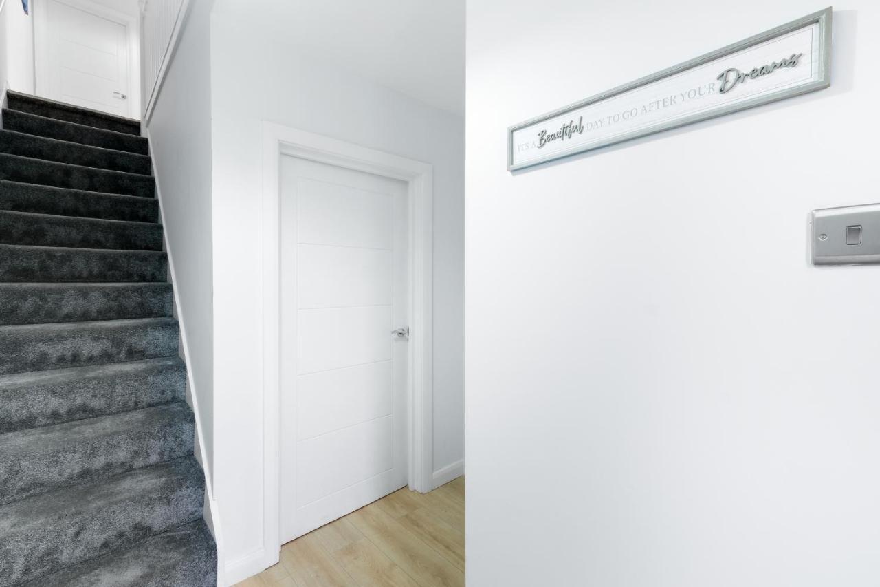 Modern 4 Bedroom House With Parking In Farnham Royal, Slough By 360Stays 外观 照片
