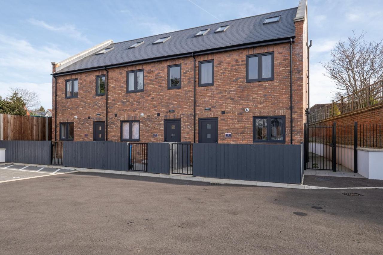 Modern 4 Bedroom House With Parking In Farnham Royal, Slough By 360Stays 外观 照片
