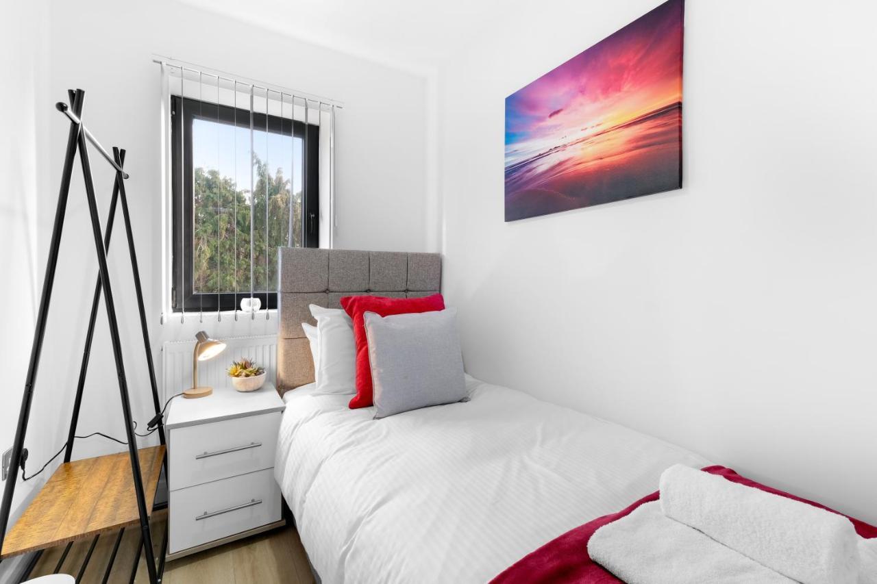 Modern 4 Bedroom House With Parking In Farnham Royal, Slough By 360Stays 外观 照片