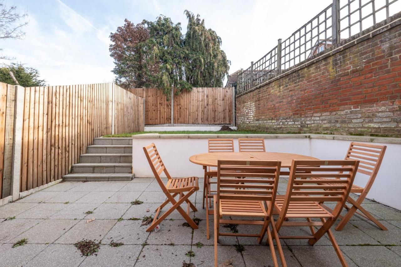 Modern 4 Bedroom House With Parking In Farnham Royal, Slough By 360Stays 外观 照片