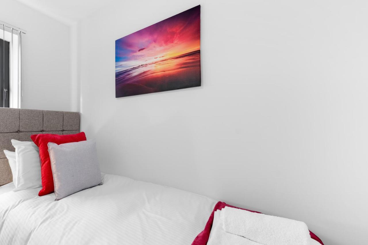 Modern 4 Bedroom House With Parking In Farnham Royal, Slough By 360Stays 外观 照片