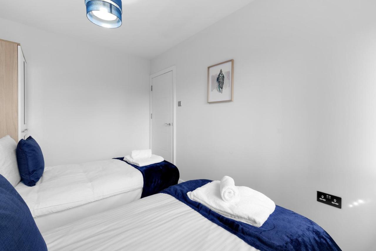 Modern 4 Bedroom House With Parking In Farnham Royal, Slough By 360Stays 外观 照片