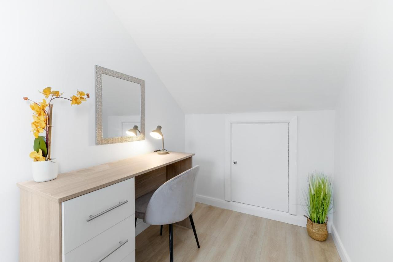 Modern 4 Bedroom House With Parking In Farnham Royal, Slough By 360Stays 外观 照片