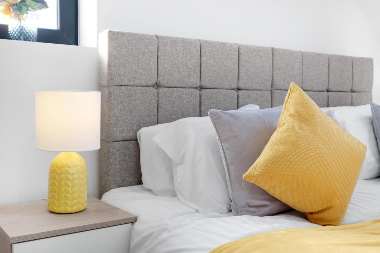 Modern 4 Bedroom House With Parking In Farnham Royal, Slough By 360Stays 外观 照片