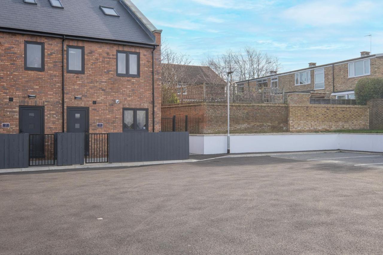 Modern 4 Bedroom House With Parking In Farnham Royal, Slough By 360Stays 外观 照片