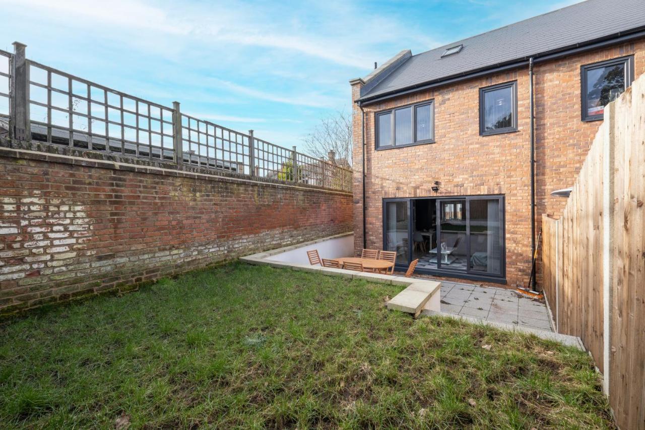 Modern 4 Bedroom House With Parking In Farnham Royal, Slough By 360Stays 外观 照片