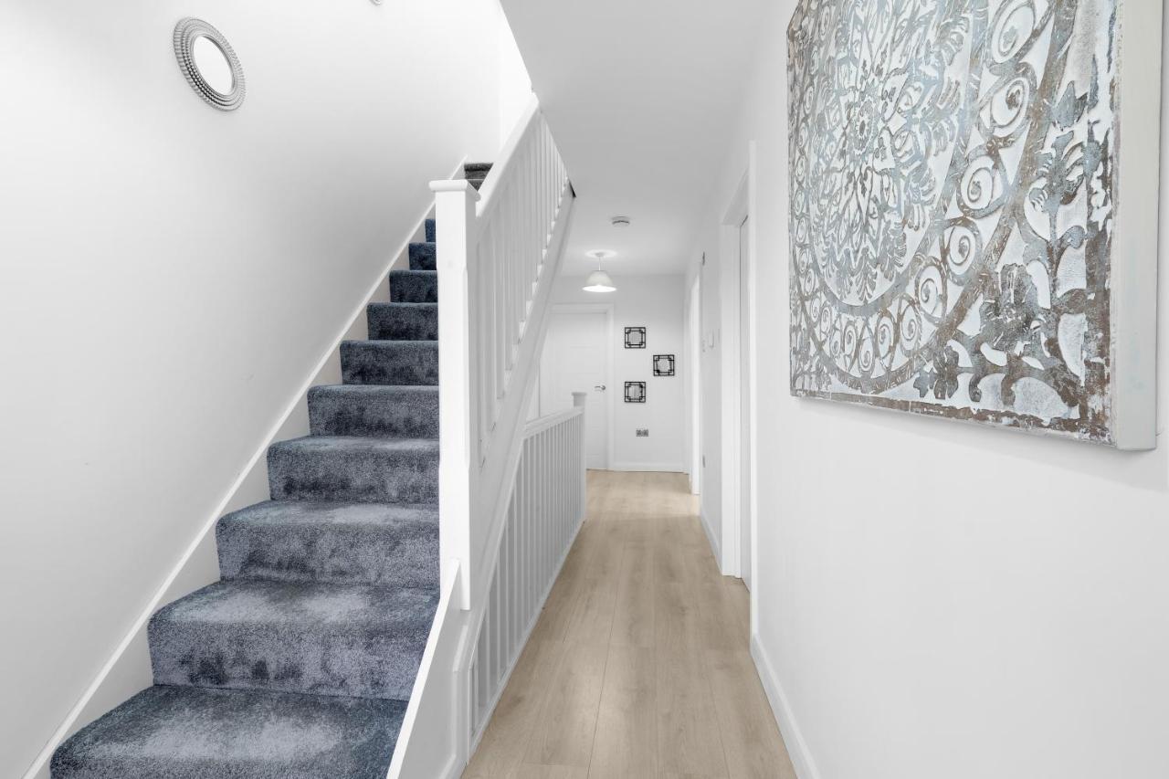 Modern 4 Bedroom House With Parking In Farnham Royal, Slough By 360Stays 外观 照片