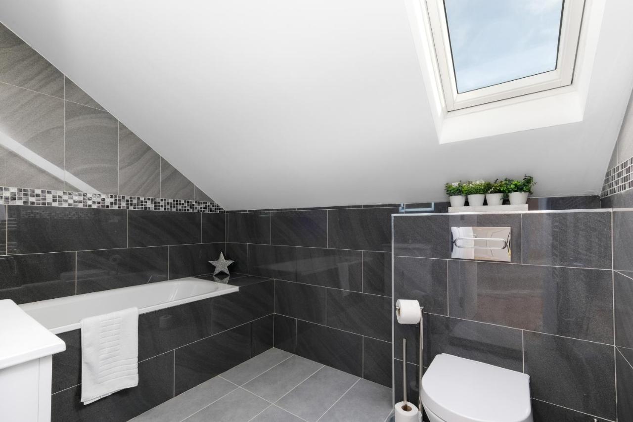 Modern 4 Bedroom House With Parking In Farnham Royal, Slough By 360Stays 外观 照片